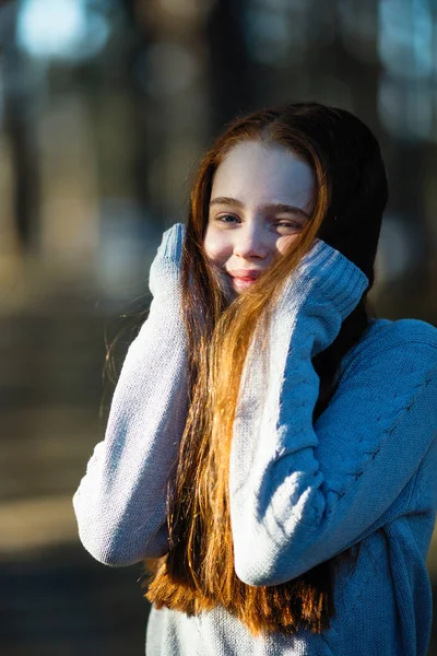 Портрет Красивой Молодой Девушки Длинными Ярко Рыжими Волосами Открытом Воздухе — стоковое фото