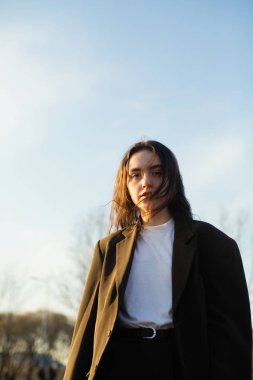 Açık havada kamera için poz Charming kız.