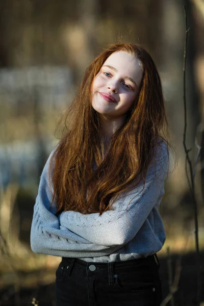 Retrato Menina Bonita Com Longos Cabelos Vermelhos Brilhantes Livre — Fotografia de Stock