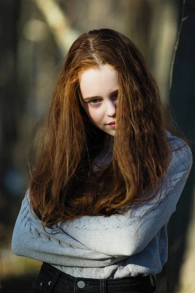 Portret Młodej Dziewczyny Długimi Jasnymi Czerwonymi Włosami Zewnątrz — Zdjęcie stockowe
