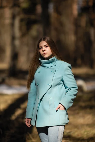 Ragazza Adolescente Posa Parco Pini — Foto Stock