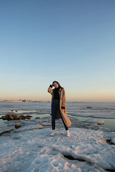 Чарівна Молода Жінка Біля Річки Льодом Навесні — стокове фото