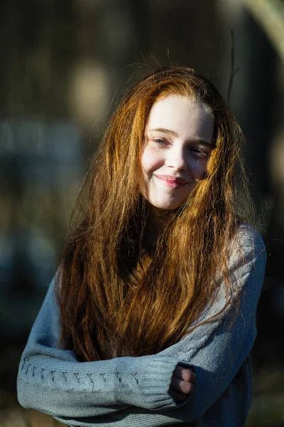 Retrato Menina Bonito Com Longo Cabelo Vermelho Brilhante Livre — Fotografia de Stock