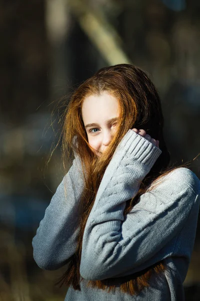 屋外で明るい赤い髪を持つかわいい若い女の子の肖像画 — ストック写真