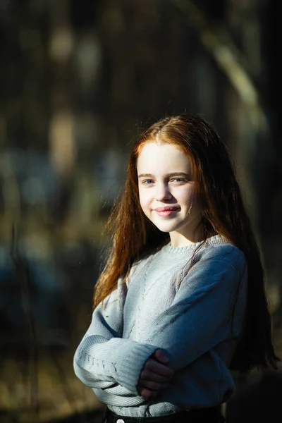 Retrato Menina Bonito Com Cabelo Longo Brilhante Vermelho Livre — Fotografia de Stock