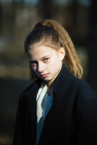 Портрет Милой Молодой Девушки Открытом Воздухе — стоковое фото