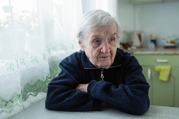 Starší Žena Portrét Okna Domě — Stock fotografie