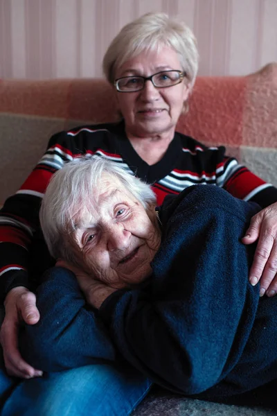 Old Lady Lies Her Adult Daughter Lap — Stock Photo, Image
