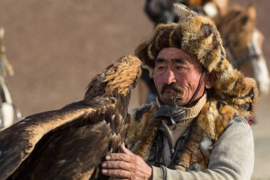 Sagsay, Moğolistan - 28 Eylül 2017: Berkutchi - kazak avcı ise avcılık hare içinde çöl Dağ Batı Moğolistan için altın kartal ile.