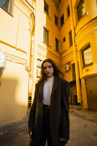 Young Fashionable Woman Posing Yard City Houses — Stock Photo, Image