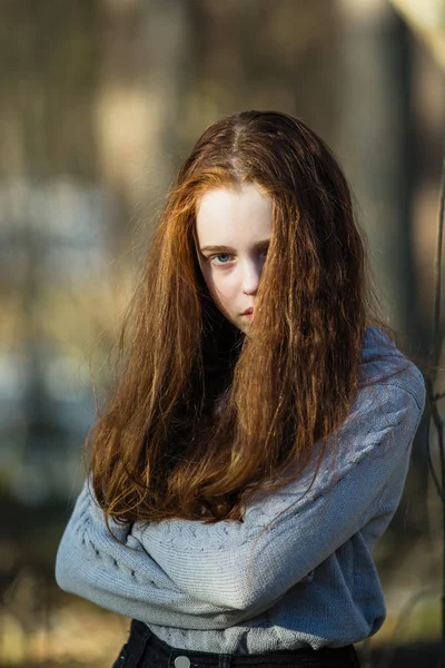 Roztomilý Teengirl Dlouhými Zářivě Červenými Vlasy Pro Kameru Venku — Stock fotografie