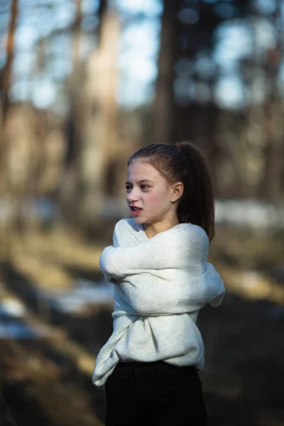 Χαριτωμένο Δώδεκα Χρονών Κορίτσι Στο Πάρκο Ποζάρει Για Την Κάμερα — Φωτογραφία Αρχείου