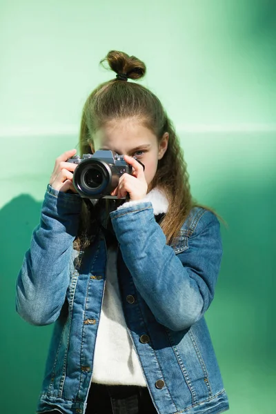 Bonito Menina Doze Anos Com Câmera Fica Perto Parede Verde — Fotografia de Stock