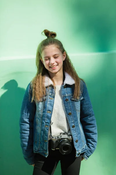 Bonito Menina Doze Anos Com Câmera Fica Perto Parede Verde — Fotografia de Stock