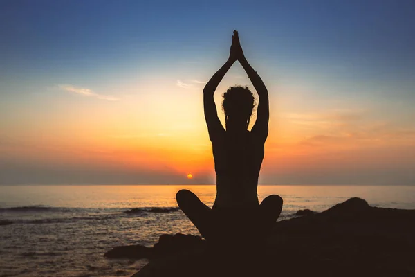 Siluett Kvinnan Yoga Lotus Position Stranden Havet Kvällen — Stockfoto
