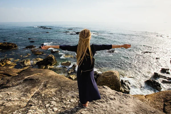 海の岩場の海岸の若い女性 — ストック写真