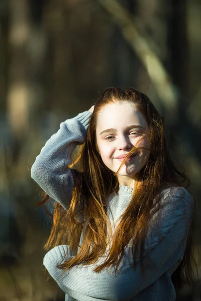 Portret Cute Teen Girl Długimi Jasnymi Czerwonymi Włosami Zewnątrz — Zdjęcie stockowe