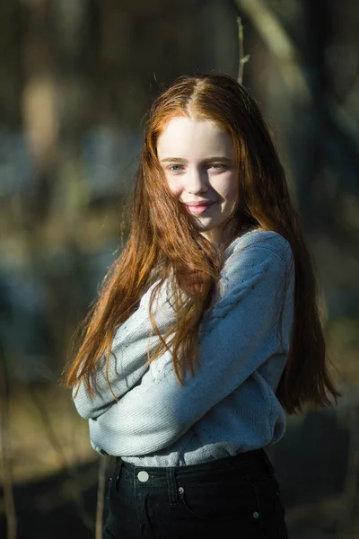 Porträt Eines Hübschen Jungen Mädchens Mit Langen Leuchtend Roten Haaren — Stockfoto