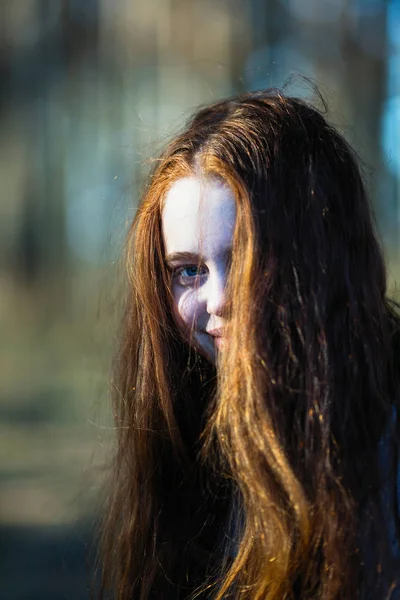 Nahaufnahme Porträt Des Netten Jungen Mädchens Mit Langen Leuchtend Roten — Stockfoto