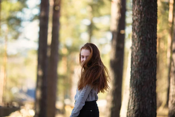 Zwölfjähriges Mädchen Mit Langen Roten Haaren Posiert Einem Sommer Kiefernpark — Stockfoto