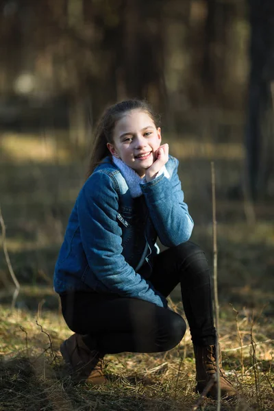 Linda Chica Adolescente Está Posando Parque Pinos — Foto de Stock