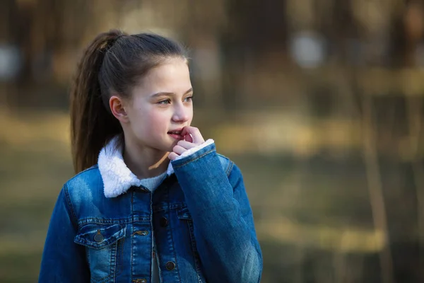 Zwölfjähriges Mädchen Jeansjacke Posiert Sommer Kiefernpark — Stockfoto