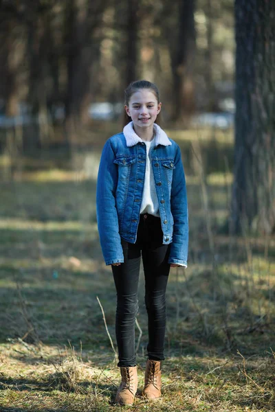 Χαριτωμένο Έφηβος Κορίτσι Είναι Σαχλαμαρίζεις Ένα Πάρκο Πεύκου — Φωτογραφία Αρχείου