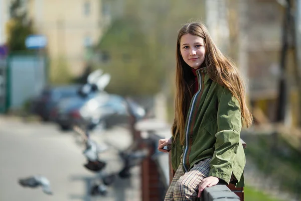 Ragazza Adolescente Che Cammina Strade Della Città — Foto Stock