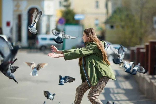 Dívka Která Chodí Ulicích Města — Stock fotografie