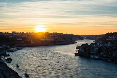 Douro nehri üzerinde inanılmaz gün batımı, Porto, Portekiz.