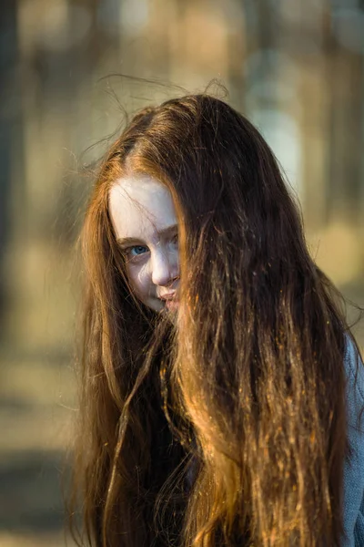 Zbliżenie Portret Cute Młoda Dziewczyna Długimi Jasnymi Czerwonymi Włosami Zewnątrz — Zdjęcie stockowe