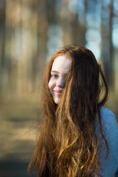 Retrato Menina Bonita Com Longos Cabelos Vermelhos Brilhantes Livre — Fotografia de Stock