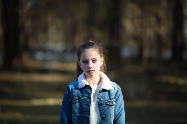 Portret Van Schattige Tiener Meisje Pine Park — Stockfoto