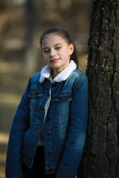 Bir Çam Park Sevimli Genç Kız Portre — Stok fotoğraf