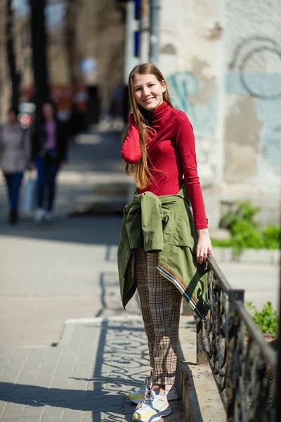 Menina Bonita Adolescente Está Brincando Rua — Fotografia de Stock