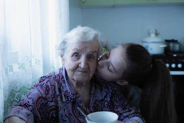 老妇人与她心爱的孙女在她的房子 — 图库照片