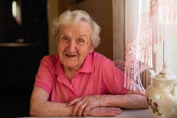 Retrato Una Anciana Pensionista Sentada Una Mesa Cocina Casa Cuidado —  Fotos de Stock