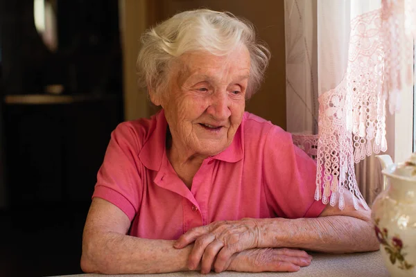 Πορτραίτο Μιας Παλαιάς Συνταξιούχου Που Καθόταν Ένα Τραπέζι Στην Κουζίνα — Φωτογραφία Αρχείου