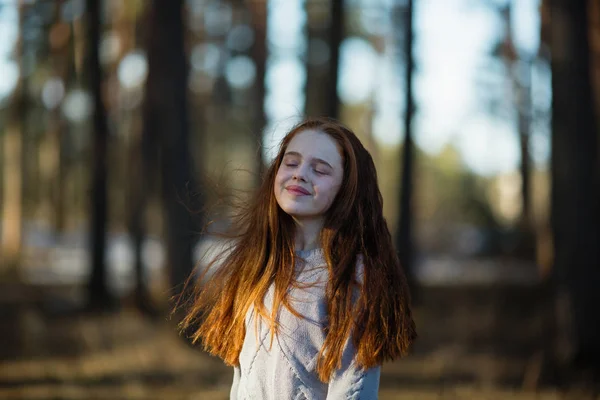 Dodici Anni Ragazza Carina Con Lunghi Capelli Rossi Posa Fotocamera — Foto Stock