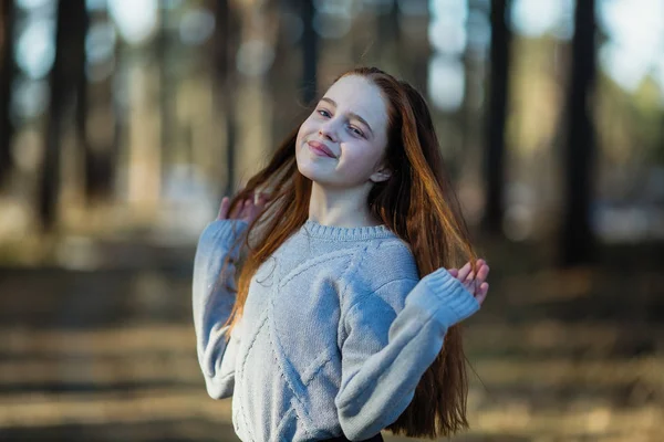 Дванадцятирічна Мила Дівчина Довгим Рудим Волоссям Позує Камеру Парку Фотосесія — стокове фото