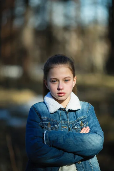 公園のデニムジャケットを着た女子高生の肖像 — ストック写真