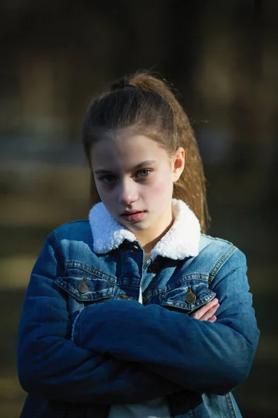 Portret Van Een Schoolmeisje Een Denim Jasje Buitenshuis — Stockfoto