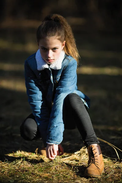 Elfjähriges Mädchen Jeansjacke Posiert Einem Kiefernpark Für Die Kamera — Stockfoto