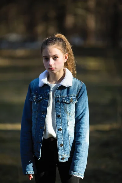 Retrato Menina Bonito Parque — Fotografia de Stock