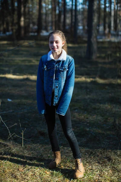Teljes Hosszúságú Portréja Egy Iskoláslány Egy Farmer Kabát Parkban — Stock Fotó