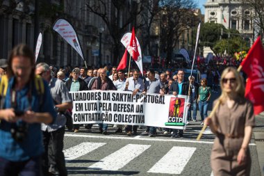 Porto, Portekiz - 1 Mayıs 2019: Oporto merkezinde 1 Mayıs Kutlaması. Geleneksel olarak Komünist partiile ilişkili Portekizli işçiler Konfederasyonu'nun 800.000 üyesi bulunuyor..