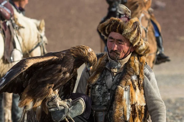 Sagsay Mongolië Sep 2017 Berkutchi Kazachse Hunter Met Steenarend Tijdens — Stockfoto