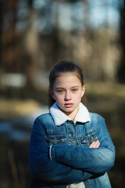 Portré Egy Iskoláslány Egy Farmer Kabát Parkban — Stock Fotó