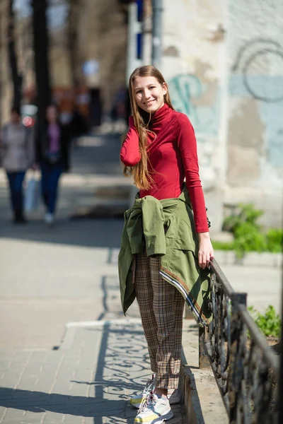 Teen Girl Stands Streets City — Stock Photo, Image