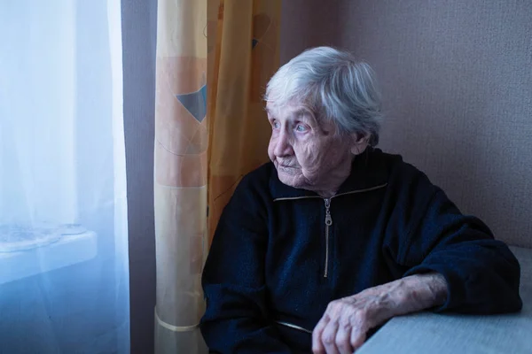 Stařena Toužebně Dívá Okna Jejího Domu Péče Osamělé Seniory — Stock fotografie